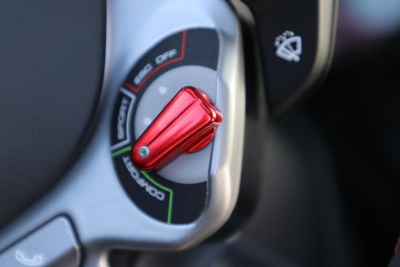 驾驶盘后红色的操控按钮可设置不同的驾驶模式。