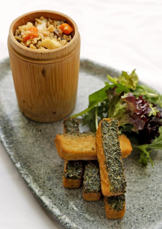 羽衣甘蓝豆腐竹筒饭是营养又美味的素肴。