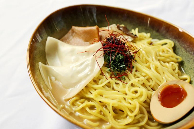 松露拉面的汤头是用沙葛加上其他配料熬煮一天而成。