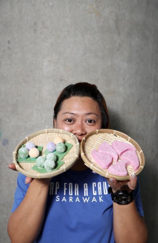 从小热爱美术的蓝慧敏从美妆师变成肥皂美术家,用心打造精美糕点手工香皂。