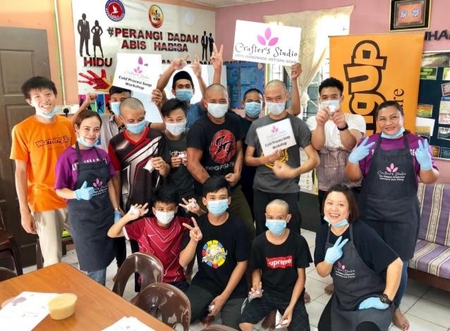 蓝慧敏为戒毒青年举办手工肥皂工作坊。(蓝慧敏提供)