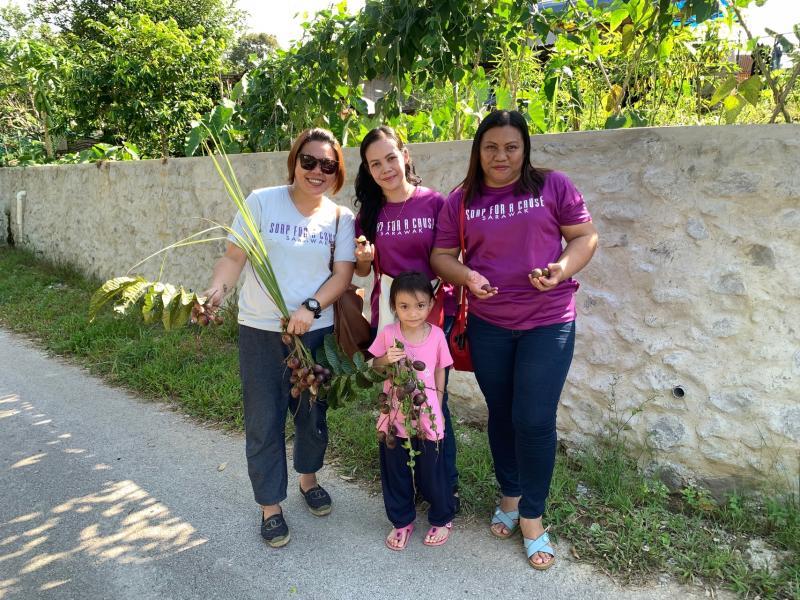 设在古晋的手工肥皂社企Crafter's Studio团队包括(左起)蓝慧敏、Roslina Anak Johed和Jisel Anak Sikiew。图中的小女孩是Roslina的女儿。(蓝慧敏提供)