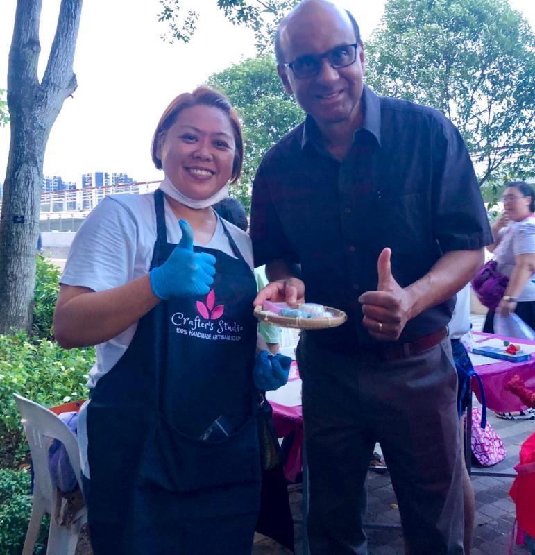 蓝慧敏(左)在人协百盛艺术节活动上与国务资政兼社会政策统筹部长尚达曼分享她的社企理念。(蓝慧敏提供)