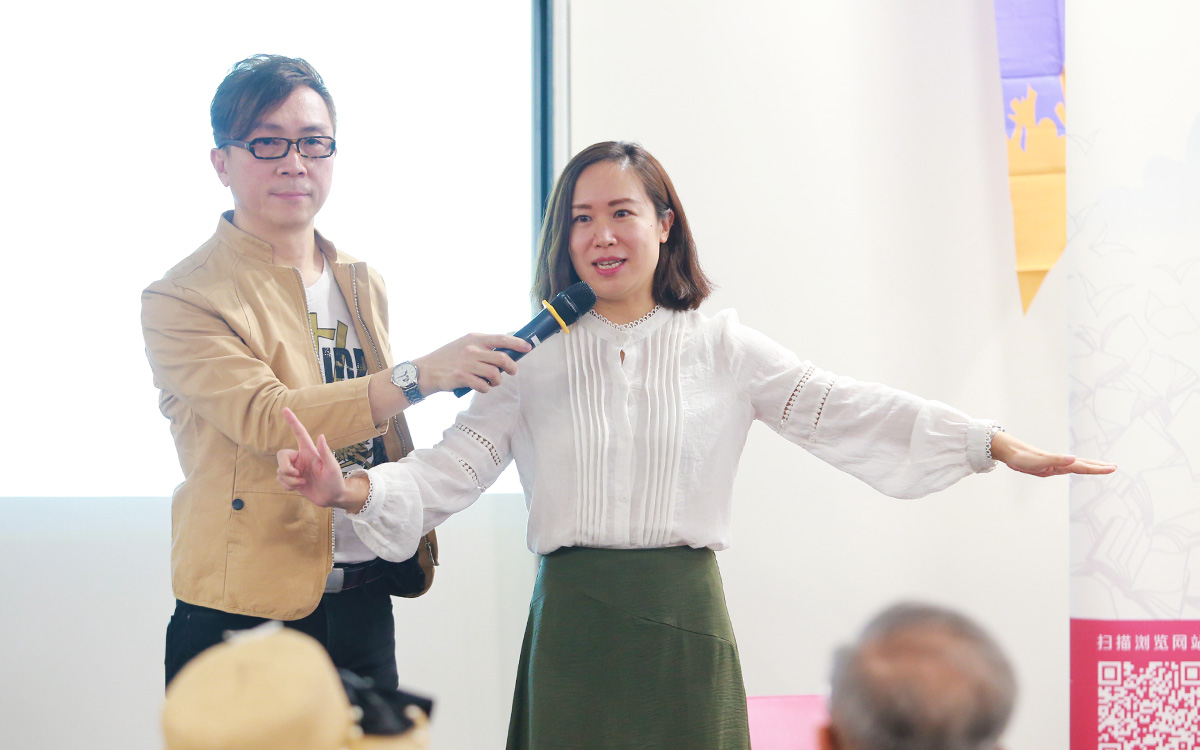 李莲(右)指导现场观众玩游戏,考验大家的专注力。左为主持人林弘谕