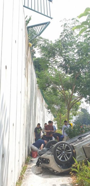 car_break_fence_and_overturn_at_clementi_road_4_Medium.jpg