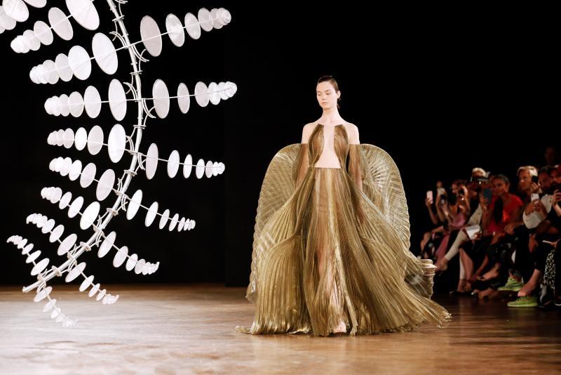 Iris Van Herpen塑造极具未来感的型廓。(法新社)