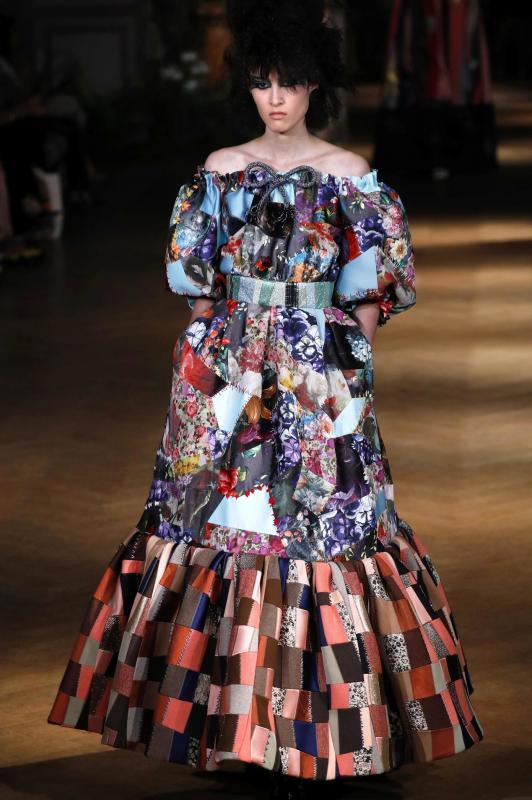 Viktor&Rolf将古着拆解后重新拼贴。(法新社)