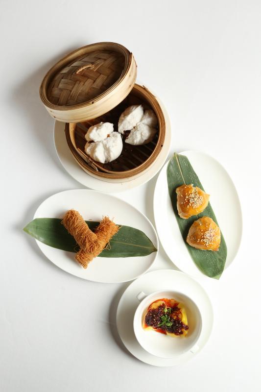 饭夫人为早报美食会设计的菜单，包括四道精致点心：叉烧包（左起，顺时针）、鹿肉酥、蟹肉馄饨和鹅肝千丝球。