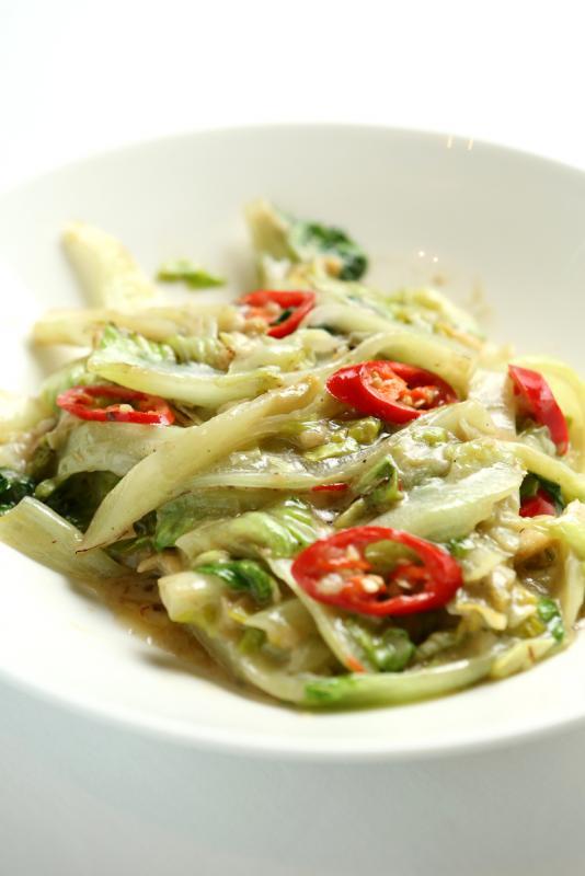 腐乳炒油麦虽说是道“煮炒档”菜肴，从油麦叶沿微焦可见镬气十足。