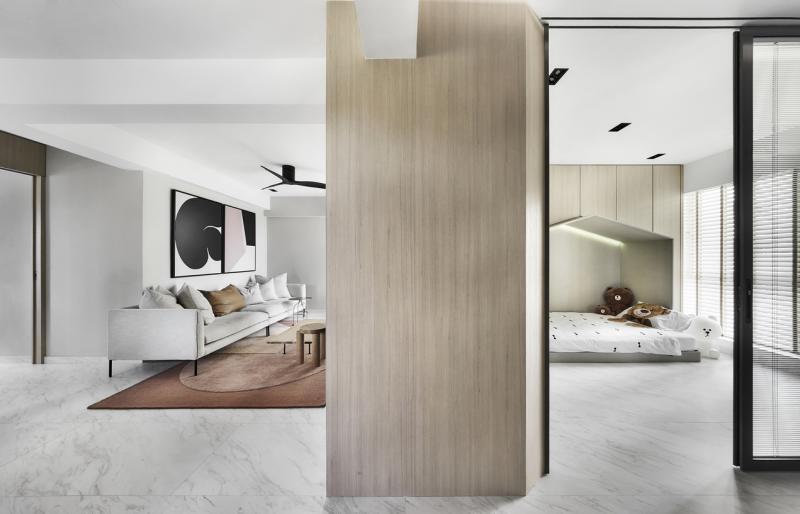 同色的大理石纹瓷砖贯穿全家地板。