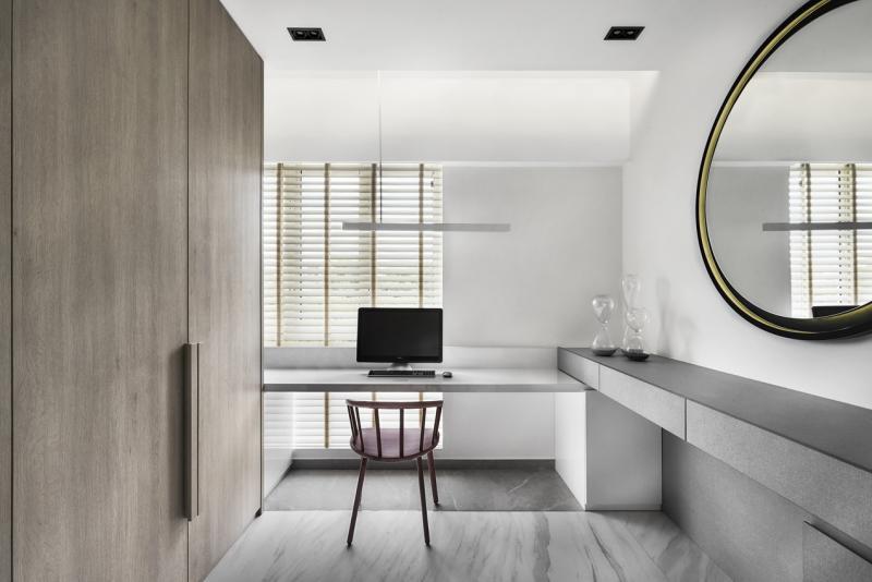 主卧室的步入式衣帽间是家里财位,也兼当办公室和化妆间。