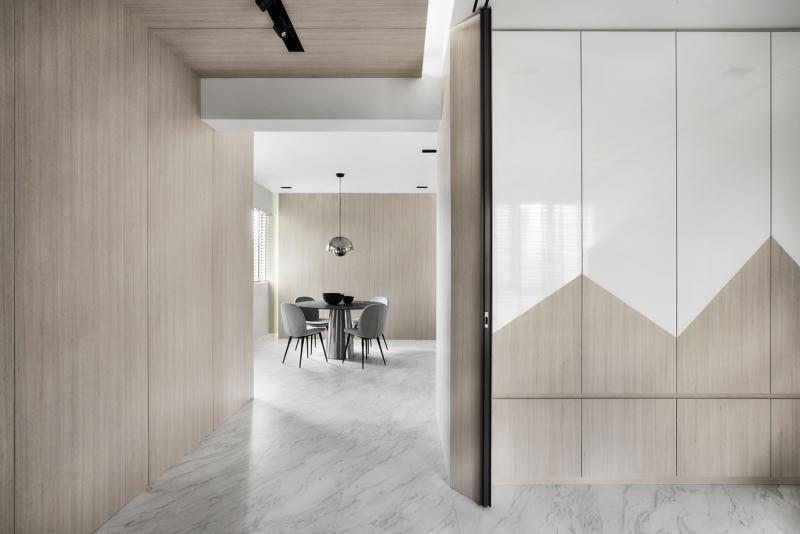 孩子房间壁橱和睡床采用房屋图形的装饰。