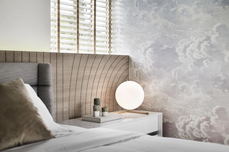 主卧室的云朵墙纸让主人宛如睡在云雾里。