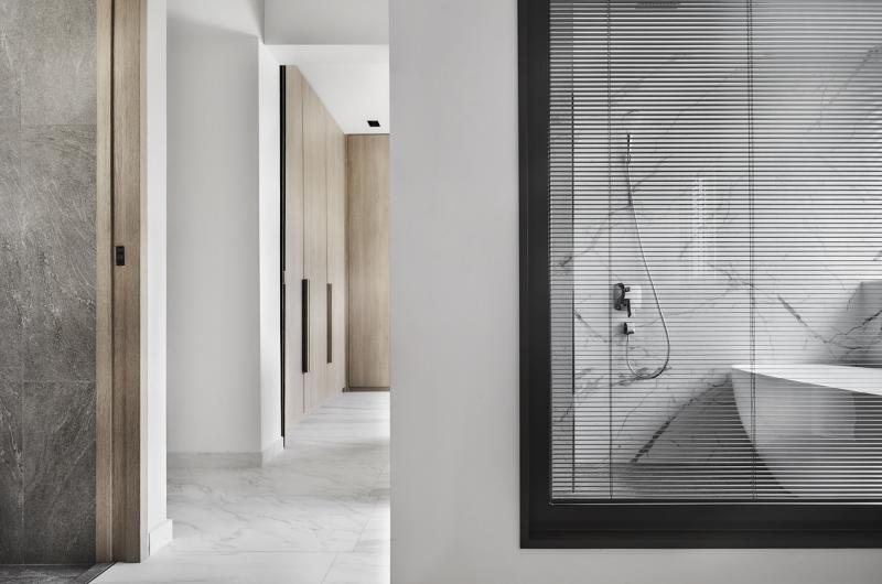 主卧室浴室玻璃内有乾坤,按一个钮就能完全遮蔽,变为私密空间。