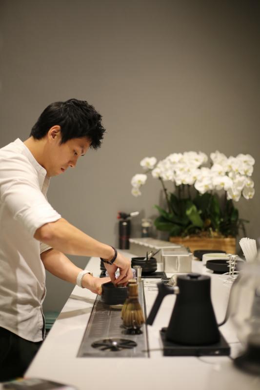 Matchaya的创办人朱晋永挑选日本各地的优质抹茶,展示抹茶的不同风味。