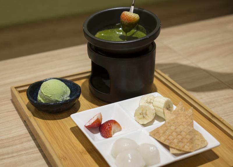 抹茶火锅可以水果蘸来吃。(林琬清/特约摄影)
