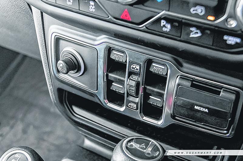 车窗按键在中控台上,与众不同。