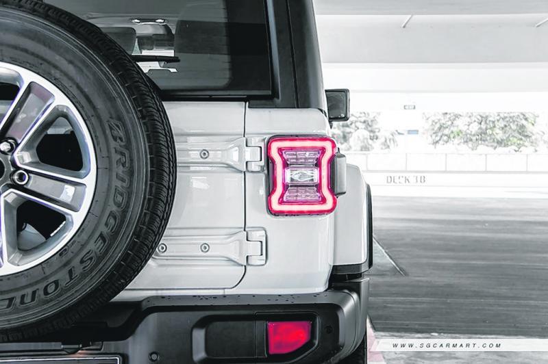 尾灯采用LED灯,照射范围更广。