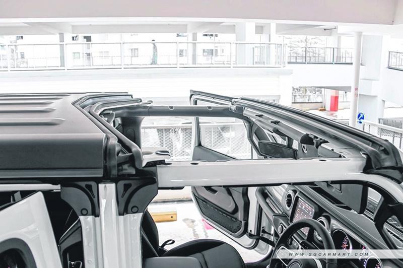 车顶可拆除,提供敞篷车体验。