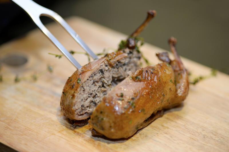 法式鹌鹑里塞满蘑菇。