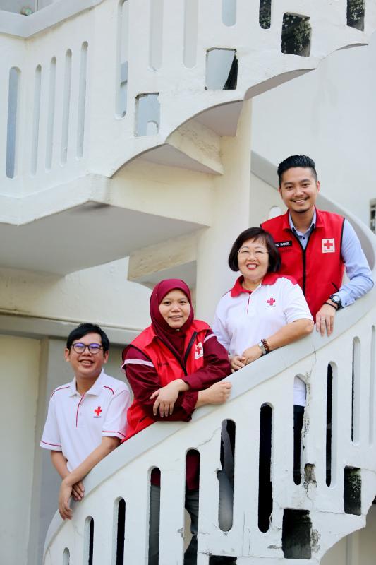 心理急救义工温国铭(左一)和莫秀真(左三),以及心理急救课程导师菲莎(左二)和莫哈默·海卡勒(左四)分享认识心理急救的重要性。