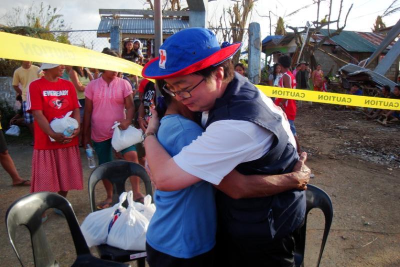 施予心理急救时,要熟悉当事人的文化背景,如西方人常用拥抱表达情感,但未必适合民风较保守的亚洲社会。(新加坡红十字会提供)