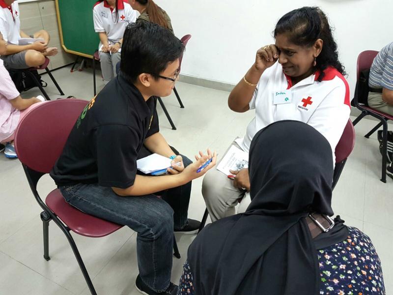 通过心理急救课程,学员通过角色扮演模拟可能发生的状况。(新加坡红十字会提供)