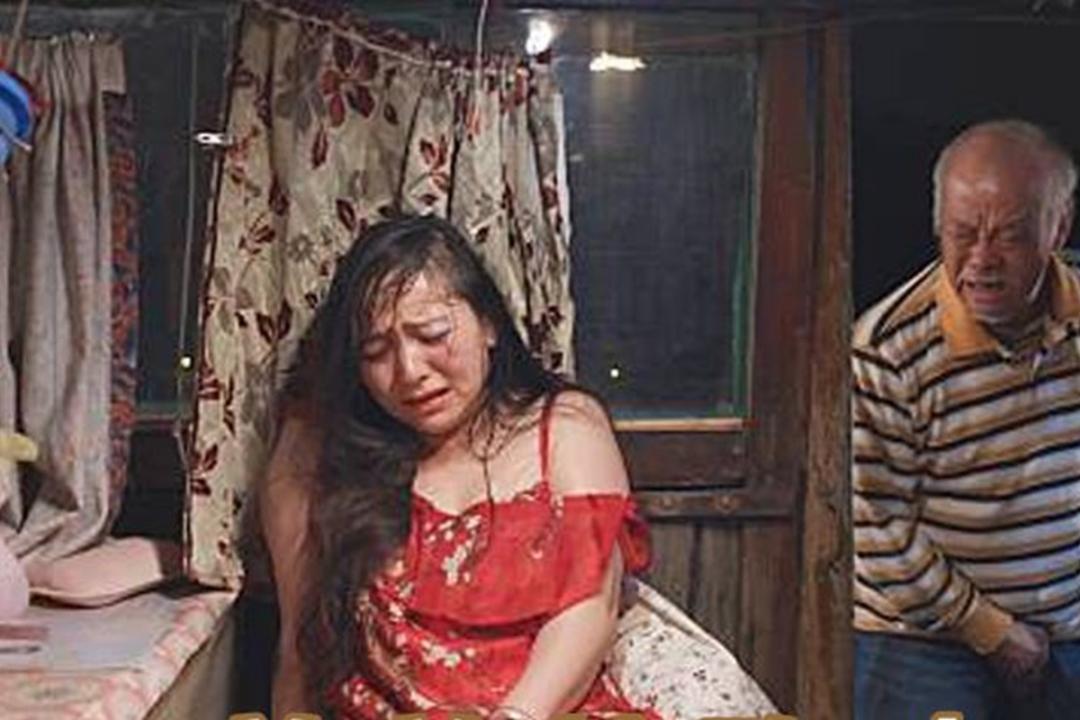 曾美慧孜(左)《三夫》演出低智妓女。(互联网)