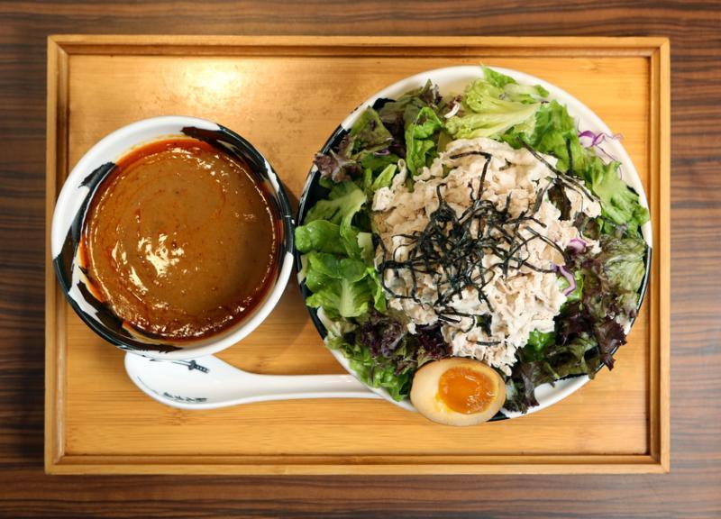 清爽的涮涮锅猪肉片蘸汁面。