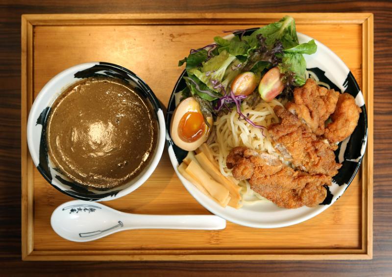 香脆的炸鸡排蘸汁面。