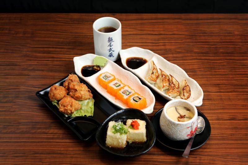 点蘸汁面套餐,有多款小吃可选择。