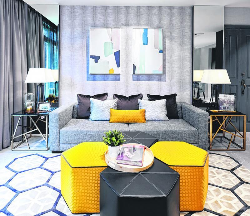 整个单位的家具和地毯都特别定制。