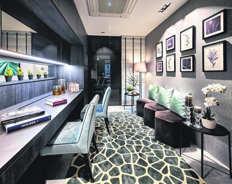 宽敞的书房和长桌容得下两人同时工作,大卖点是设计师将书桌墙壁打开了一个长型空间并用盆栽点缀,还可看到外面的开放式厨房。