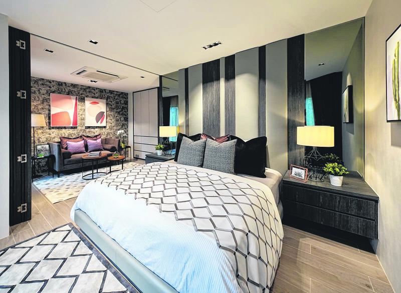 主人套房由原本的两间卧房打通而成,右侧角落为特别的咖啡间/茶座,可由折叠门间隔。