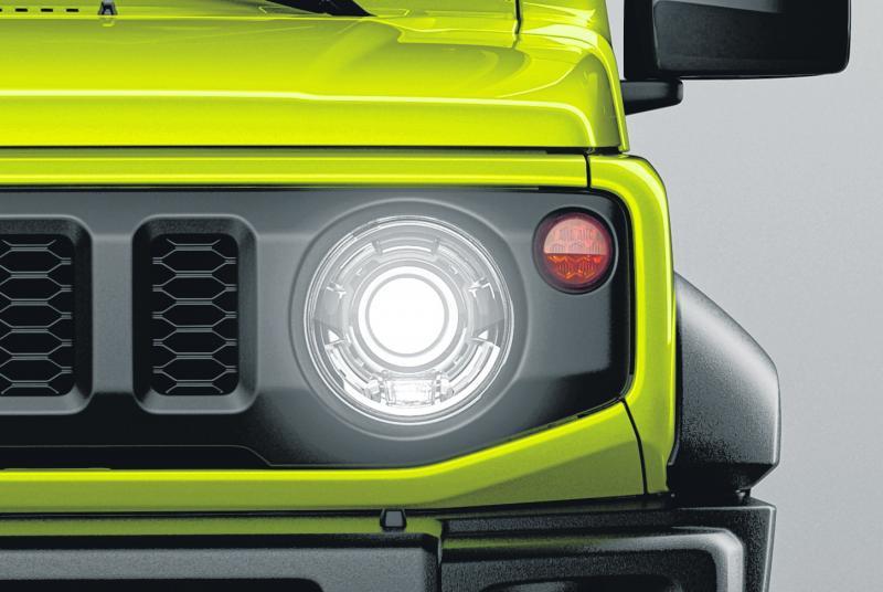 车头大灯和车尾灯采用典型的越野车圆形大灯。