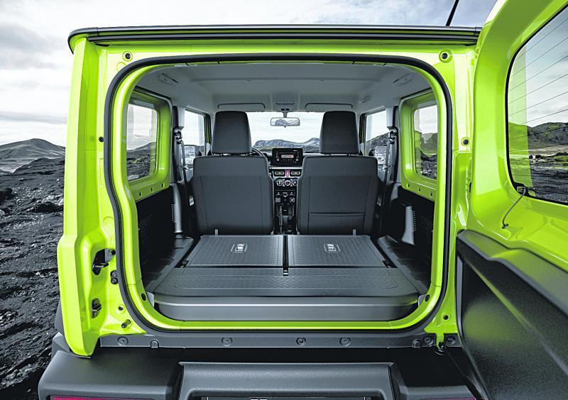 虽然后座占据了行李空间，但将后座平放便可腾出空间。