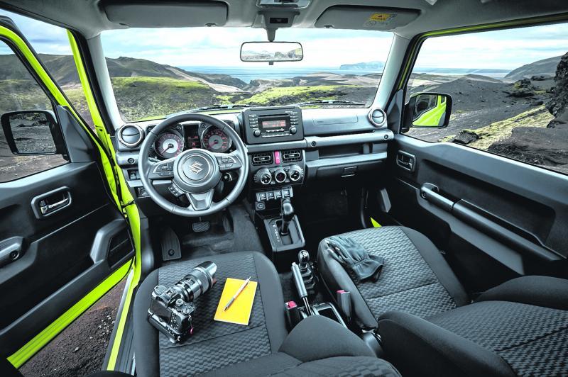 Jimny车室设计走传统越野车风格。