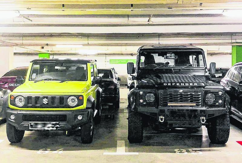 Jimny（左）的娇小，可与另一辆传统越野车的比较中看得出来。