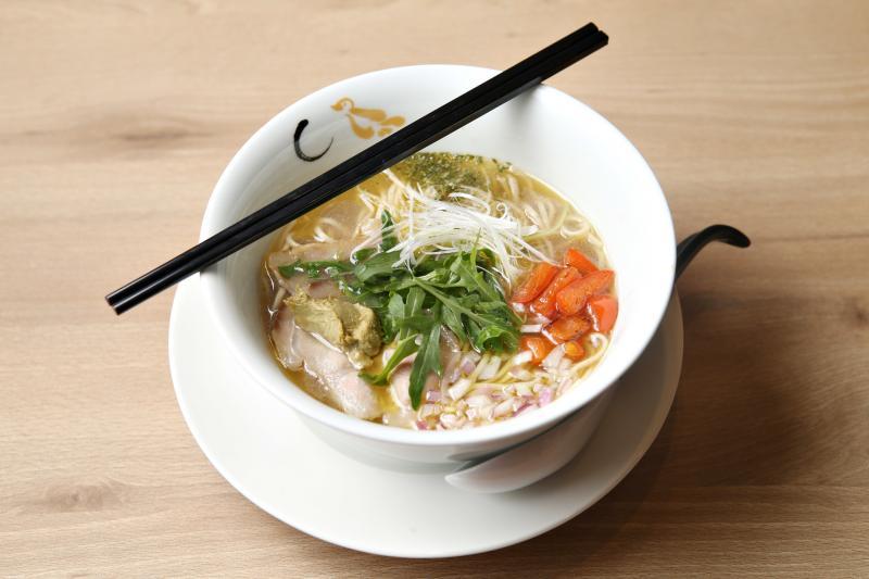 鱼牡蛎拉面加入牡蛎酱和蒜蓉黄油,和鱼汤底非常契合。