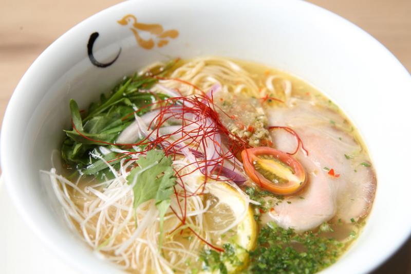 鱼东方拉面以芫荽、鱼露和指天辣等体现不同风味,大胆创新。