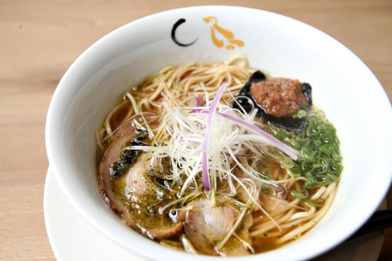 鱼酱油拉面加入熏制的梅子肉,和酱油汤底一酸一咸迸发出火花。