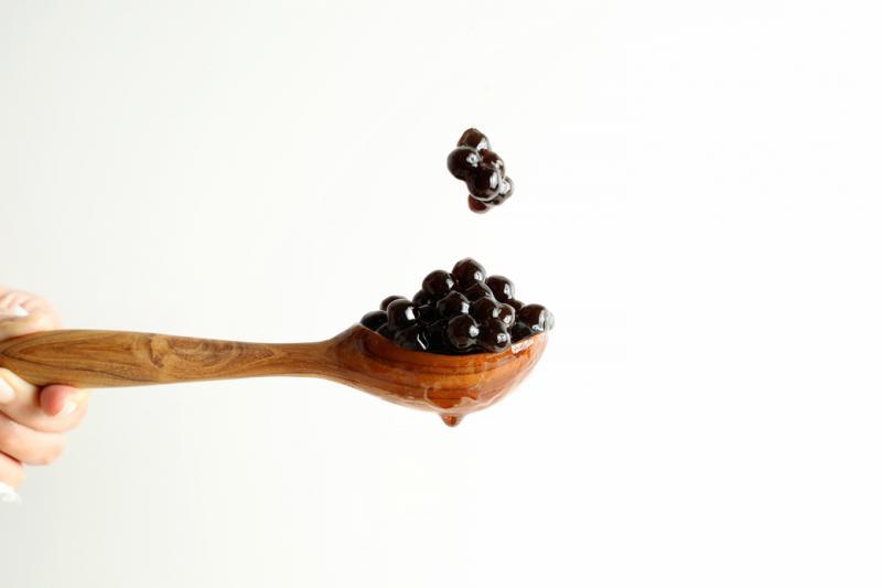 珍珠中所含的淀粉量比较多，恐怕不易消化，大家应避免过量食用。