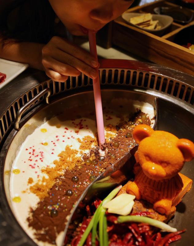 香天下火锅店将脏脏奶茶锅列入菜单里长期提供，每天都有食客来尝鲜。