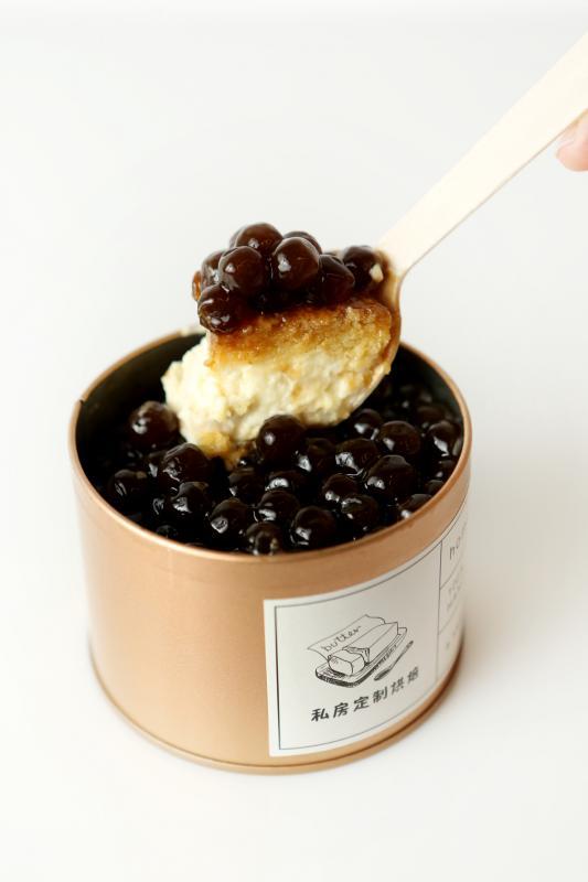 珍珠罐子类似提拉米苏，是海绵蛋糕、慕斯及黑糖珍珠的组合。