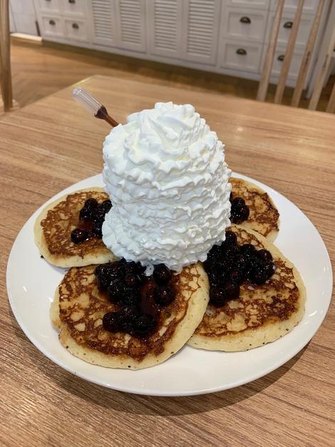 黑糖珍珠松饼以鲜奶油搭配珍珠与松饼。（叶晓虹摄）