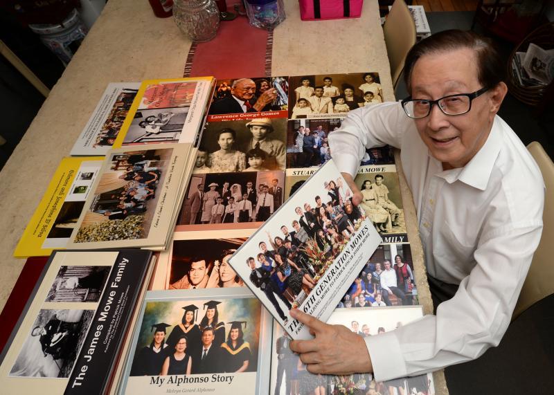 Patrick Mowe希望能免费为欧亚裔完成100本家谱,这些家族故事累积起来就是丰富的欧亚裔历史。他手上拿的是他80岁时制作的家谱。(潘丰源摄)