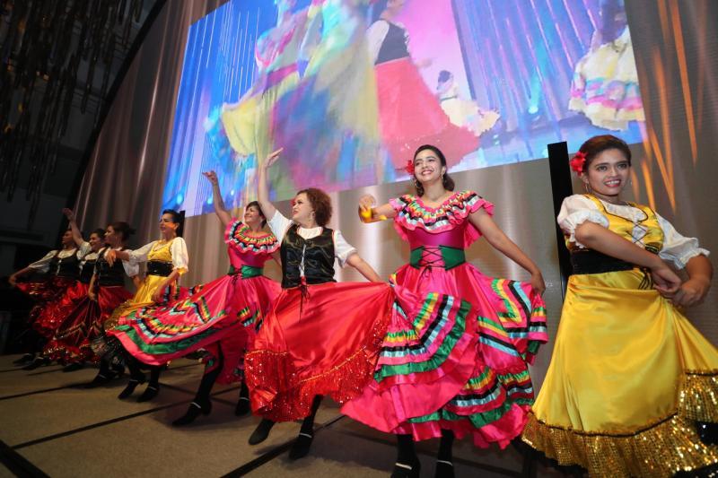 欧亚人协会在一场筹款晚宴上呈献以马六甲葡萄牙后裔歌谣“Jinkli Nona”编制的舞蹈,把欧亚裔文化介绍给更多人。(档案照)