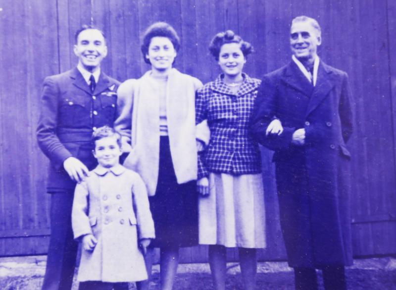 Colin Schooling十分敬佩祖父(左一)勇于追求至爱,图中两名女子是Colin的姑姑。(受访者提供)