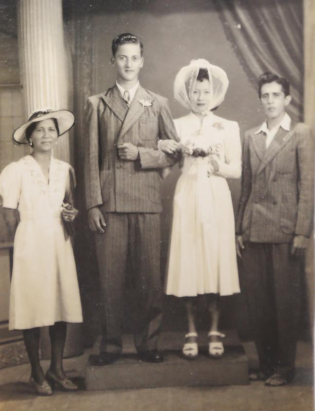 Colin Schooling的父亲(左二)为了娶妻没有登上被日军炸沉的皇家英军船只。(受访者提供)