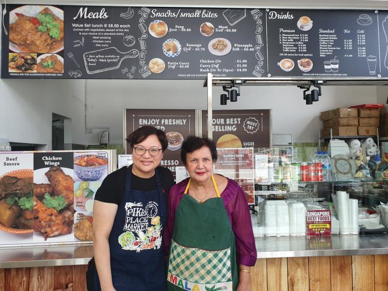 Mary Gomes(右)和女儿佘淑琳一起经营欧亚裔咖啡座,通过食物推广欧亚裔文化。(陈爱薇摄)